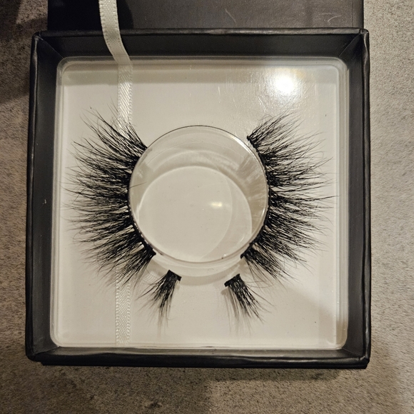 Lilly Lashes Ghalichi Glam in MILF - Picture 6 of 6
